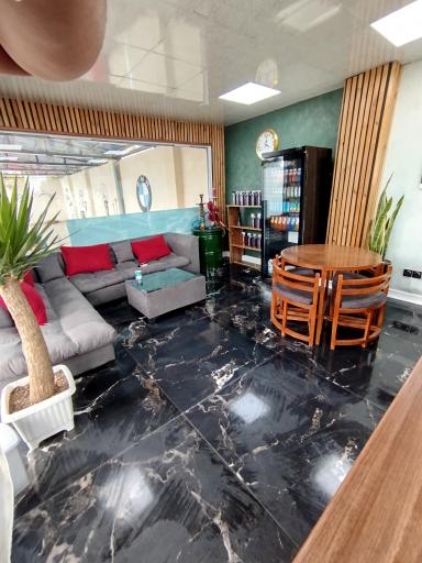 مجموعه کافه و کارواش باباجی