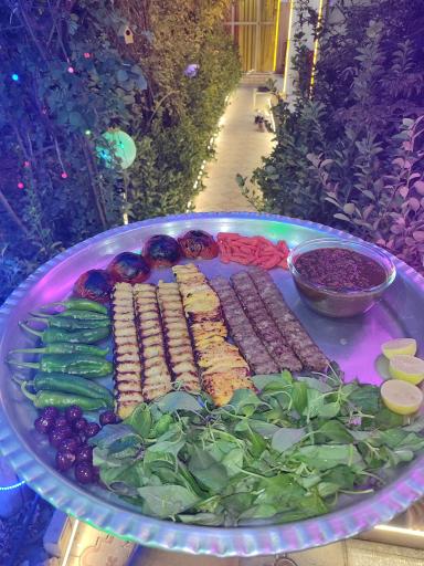 عکس باغ رستوران فانوس