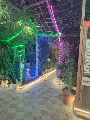 عکس باغ رستوران فانوس