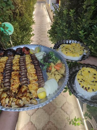 عکس باغ رستوران فانوس