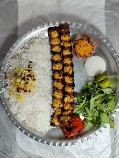 عکس باغ رستوران فانوس