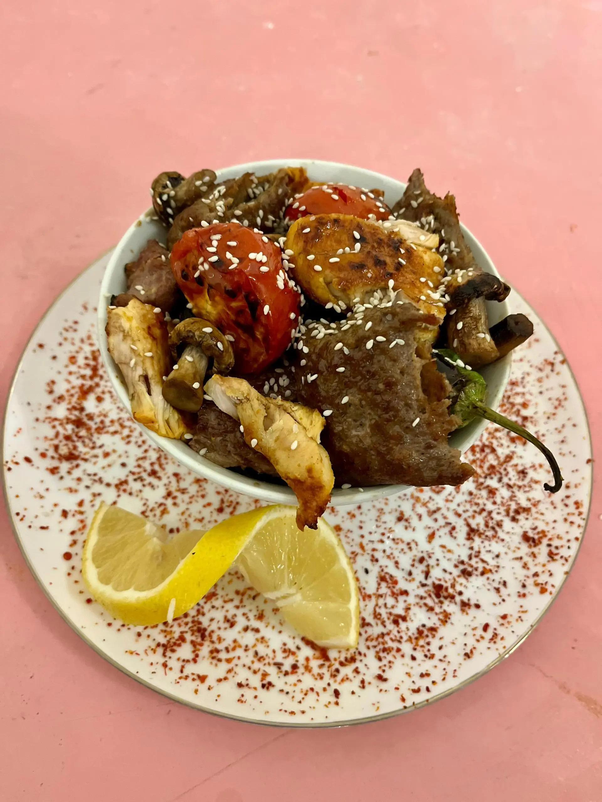 عکس تهیه غذای ریحانه