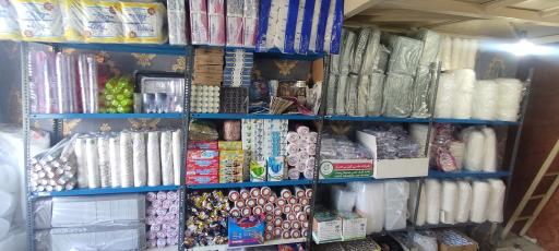 عکس فروشگاه ظروف یکبارمصرف مردمی