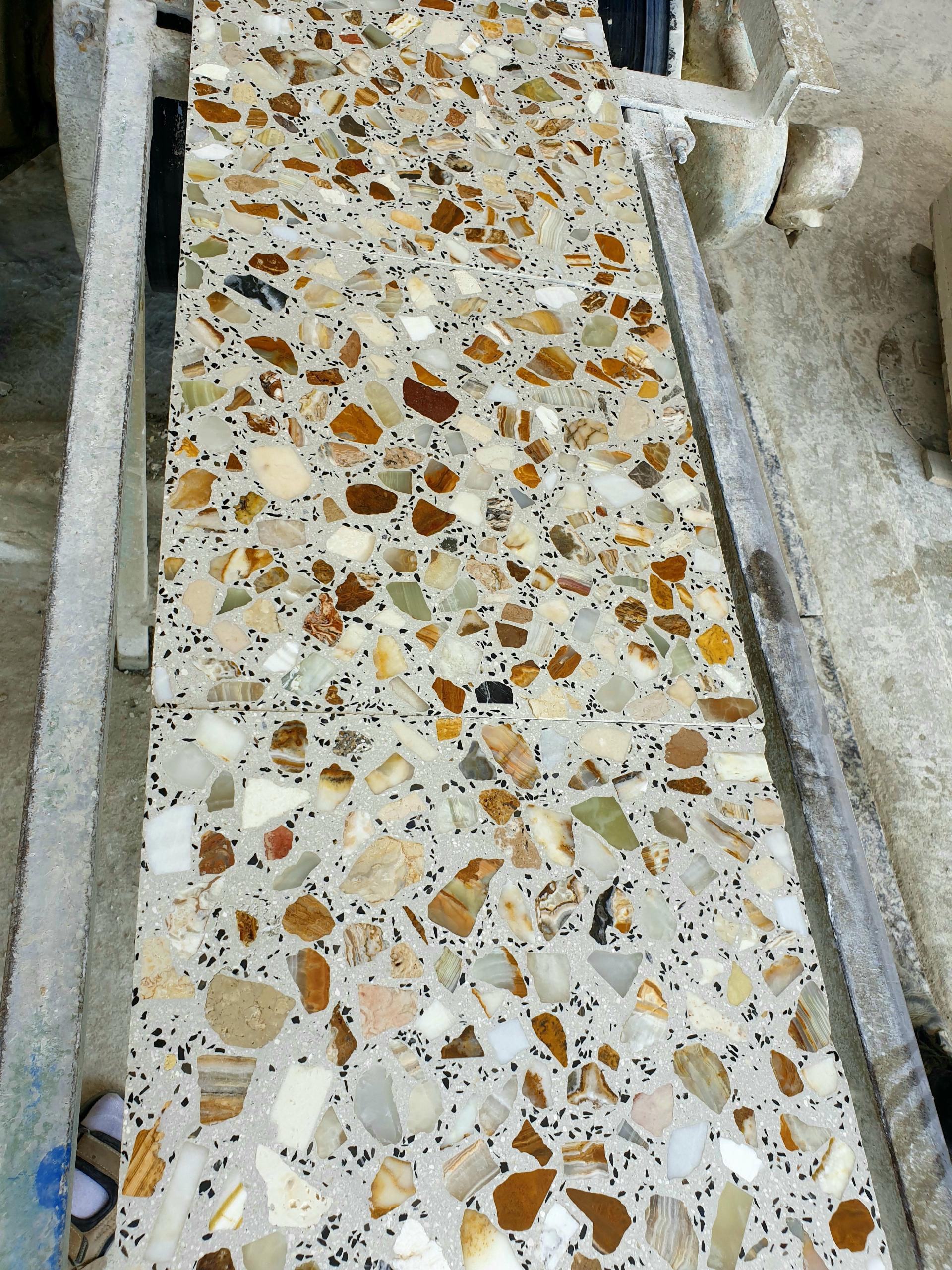 عکس سنگ کوبی و موزائیک سازی آبشار