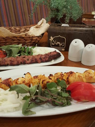 عکس باغ رستوران ریحان