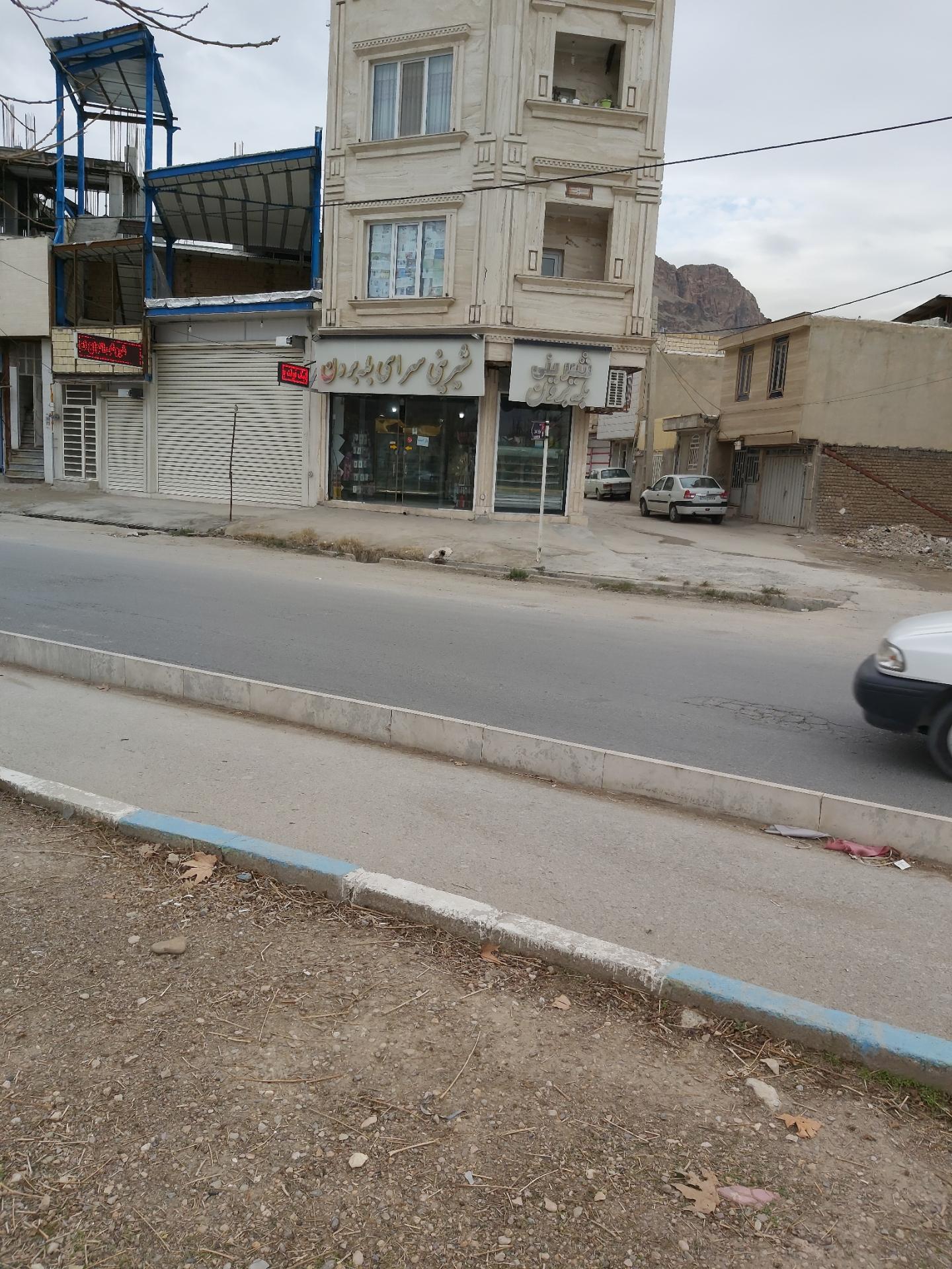 عکس شیرینی فروشی بله برون