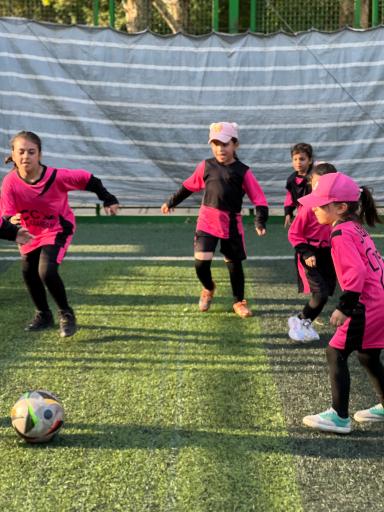 عکس آموزش فوتبال دختران فرزانگان اصفهان