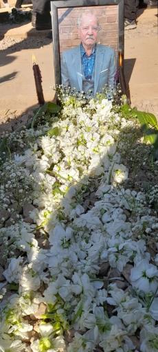 عکس آرامگاه شادروان محمد رضا عادلیان حقیقی