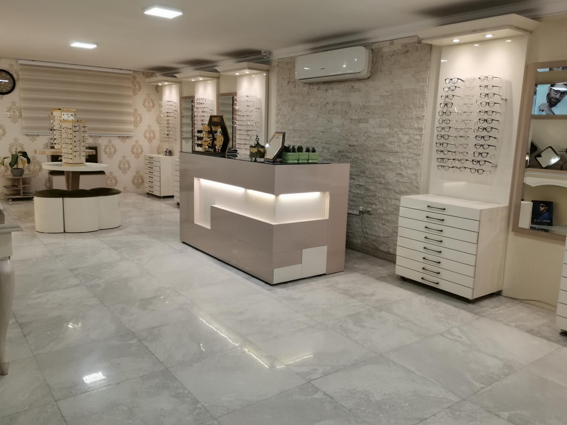 عکس بینایی سنجی و عینک مهر