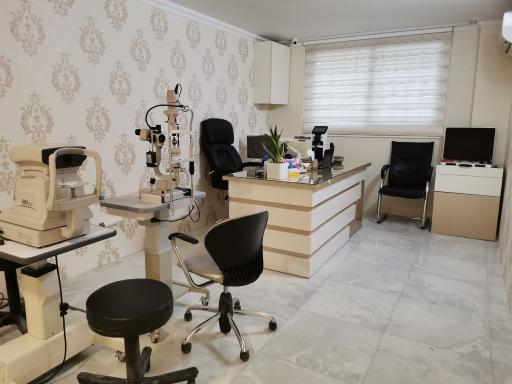 عکس بینایی سنجی و عینک مهر