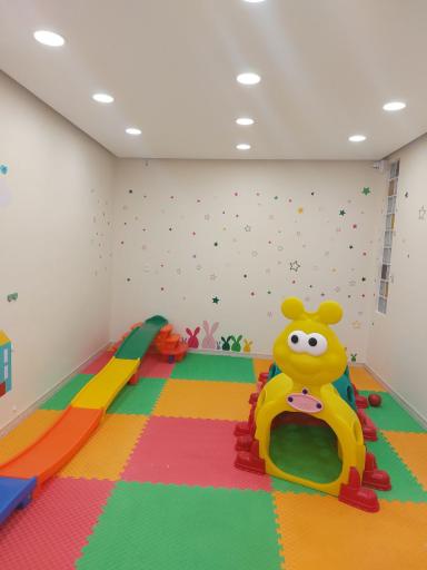 عکس آموزشگاه زبان کودکان پارمیس