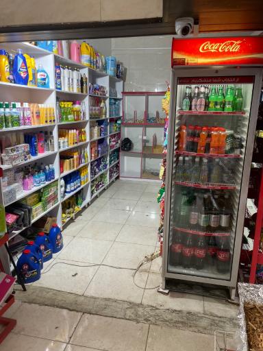 عکس فروشگاه مواد غذایی صادقی