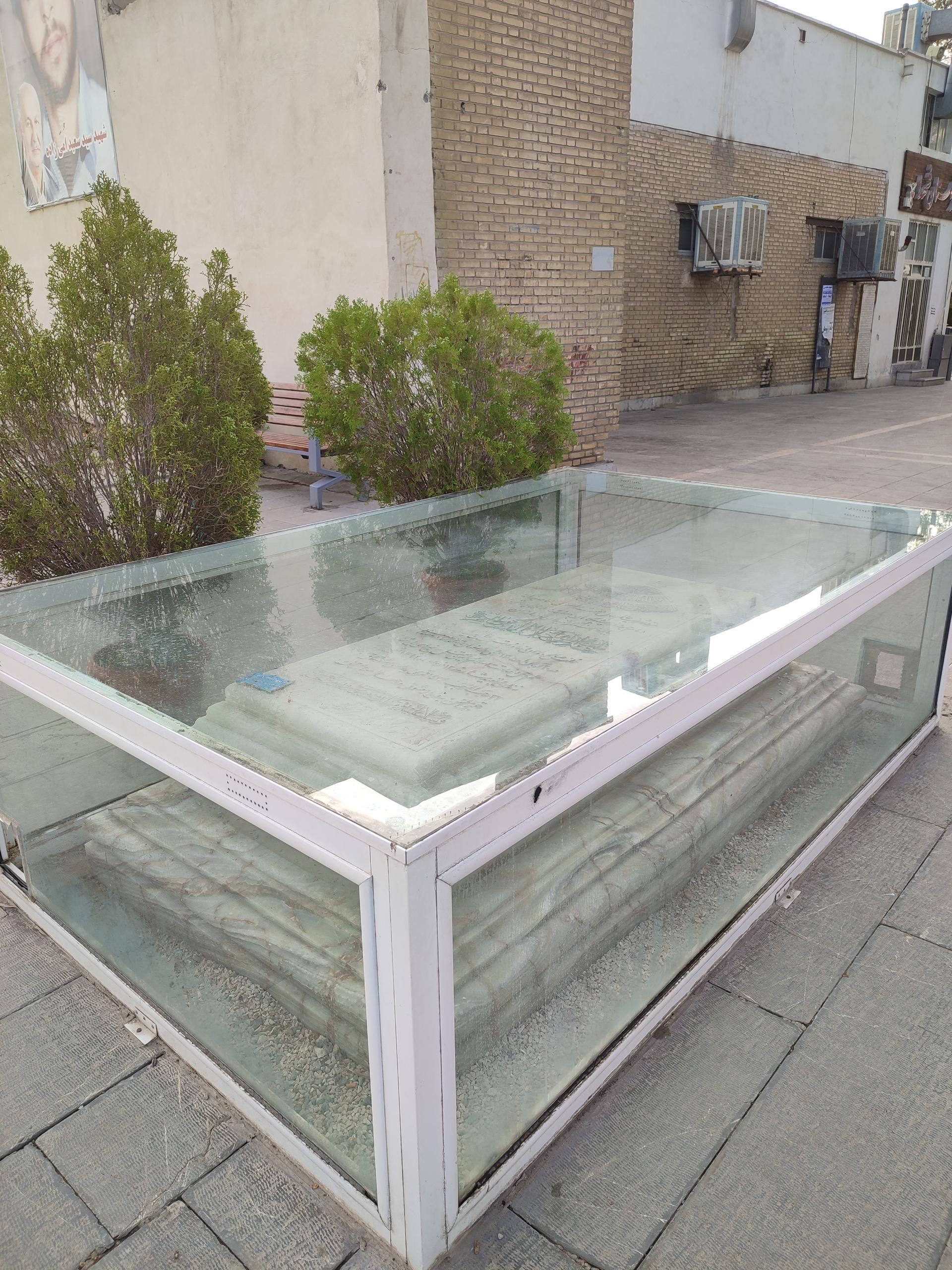 عکس مزار مرحوم آیت الله طاهری ره