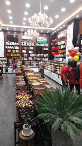 عکس شیرینی سرای باران