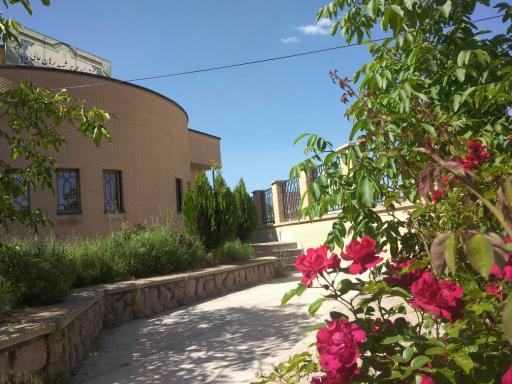 عکس کتابخانه‌ی ماموستا برهان عالی