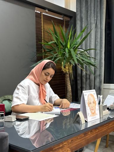 دکتر نیلوفر کریم آبادی