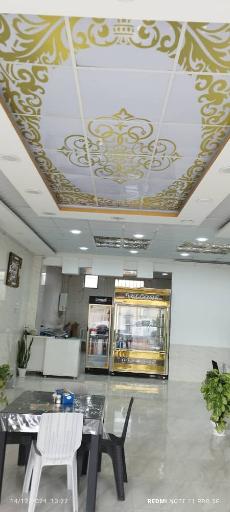 عکس رستوران و غذا بیرون بر سراشپز