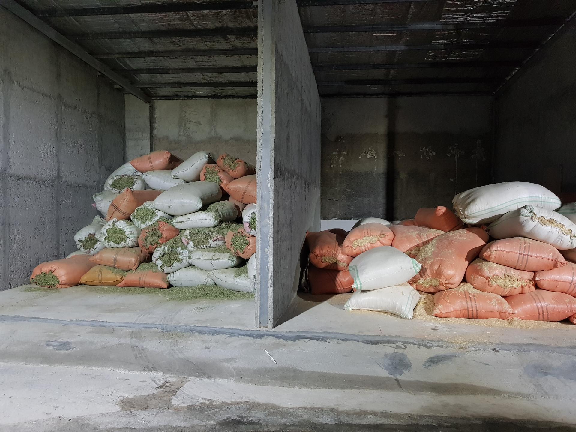 عکس علوفه فروشی ایلیا