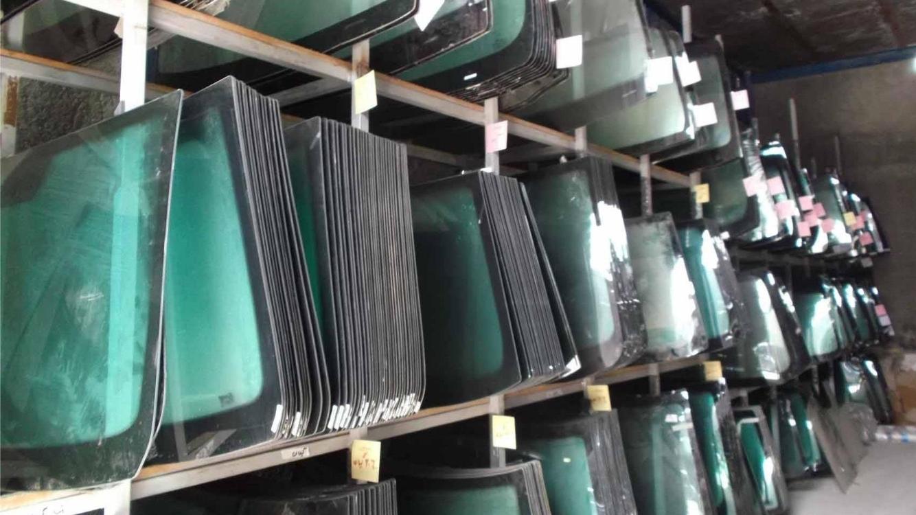 عکس شیشه اتومبیل غریبیان