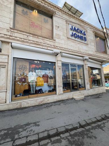 عکس فروشگاه پوشاک جک اند جونز