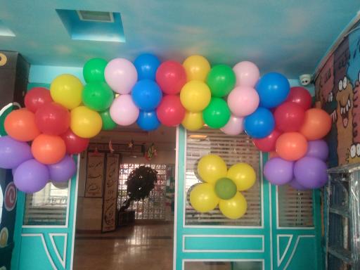 عکس دبستان مینوچهر