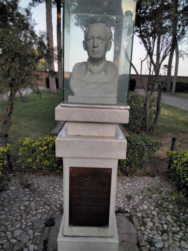 عکس تندیس پروفسور هلموت ریتر