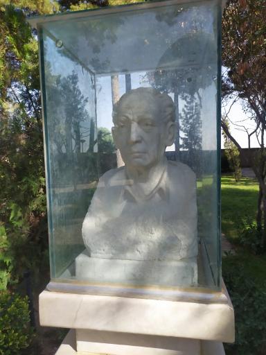 عکس تندیس پروفسور هلموت ریتر