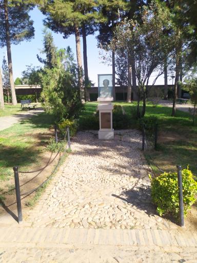 عکس تندیس پروفسور هلموت ریتر