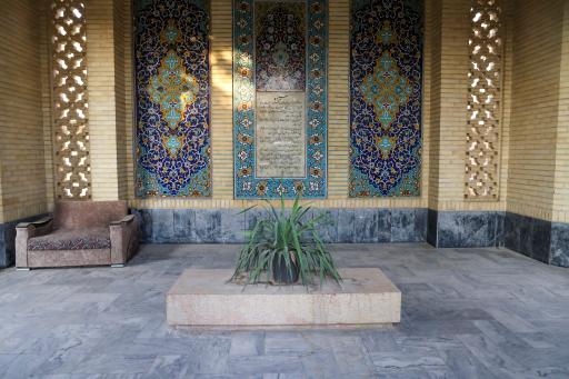 عکس آرامگاه سیبویه