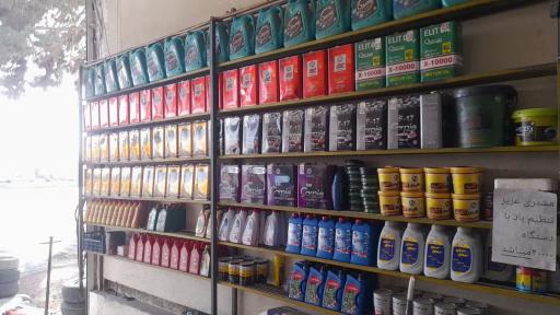 عکس تعویض روغن و پنچرگیری صالح