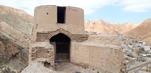 عکس قلعه و برج ارغونشاه