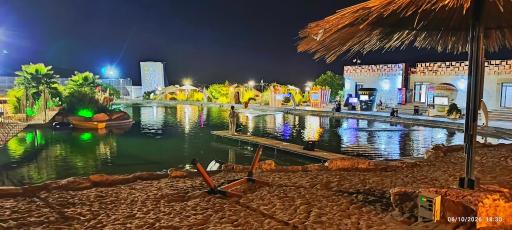 عکس دریاچه مصنوعی و ساحل ماسه‌ای مجموعه تفریحی داووس 
