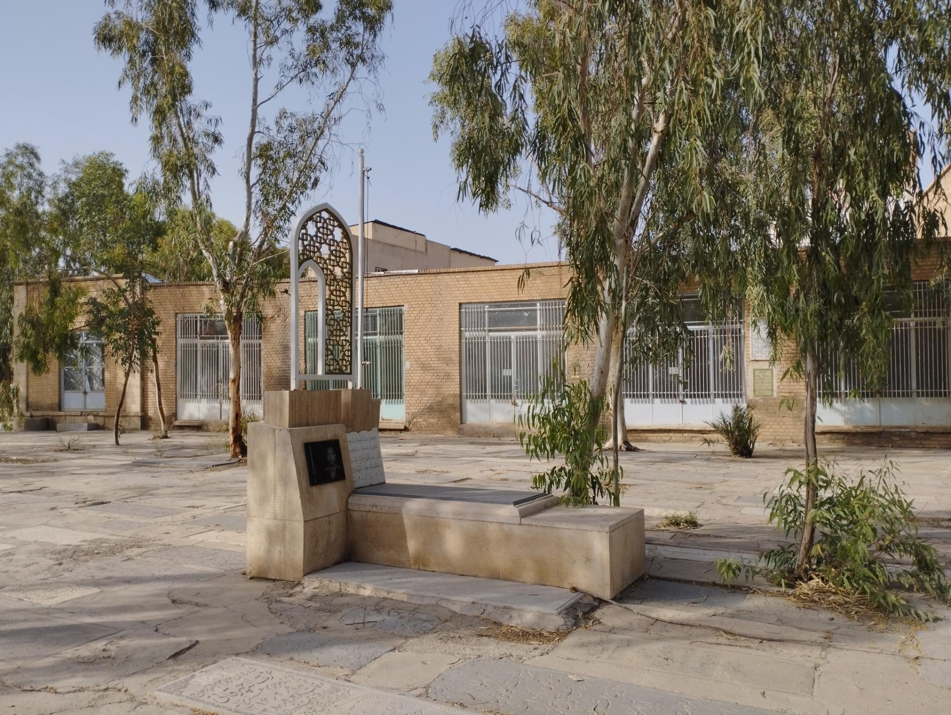 عکس آرامگاه شهید غلامحسین صادقی منش