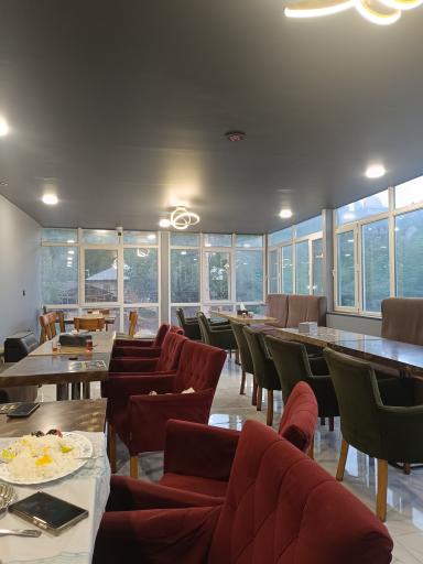 عکس رستوران کاج طلایی