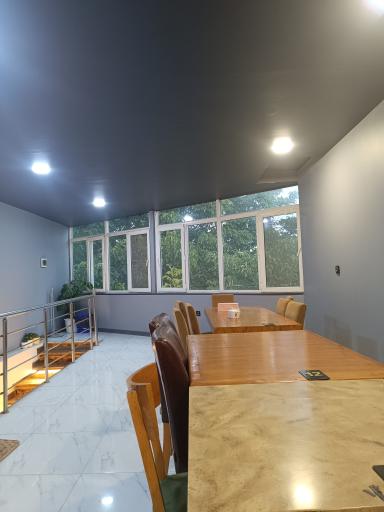 عکس رستوران کاج طلایی