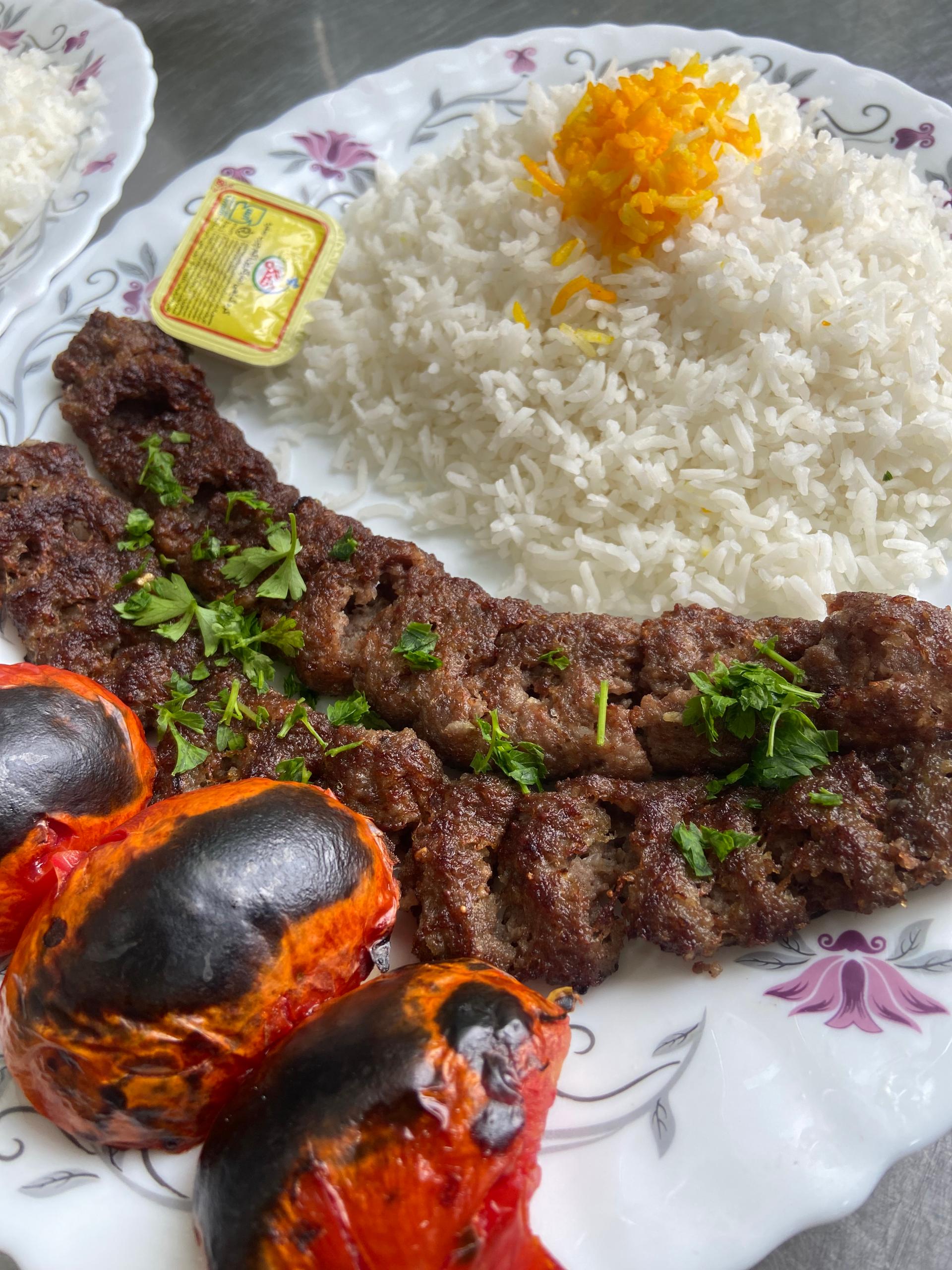 عکس رستوران کاج طلایی