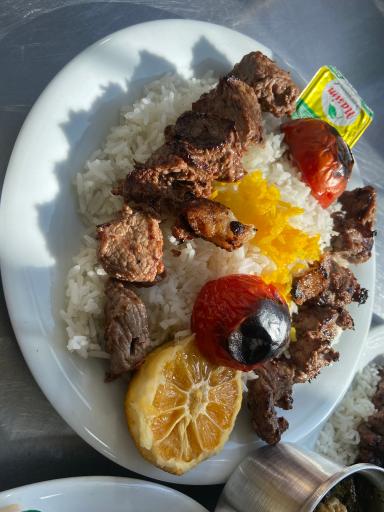 عکس رستوران کاج طلایی