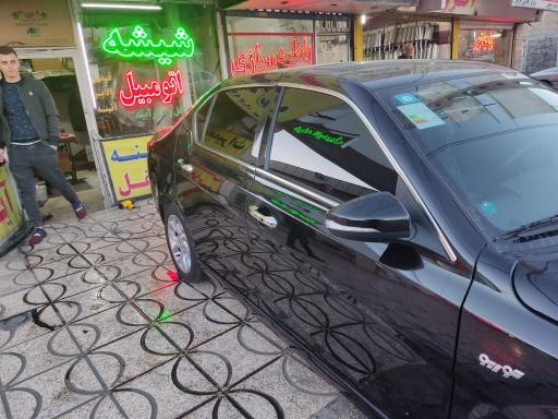 عکس شیشه اتومبیل مهدی 