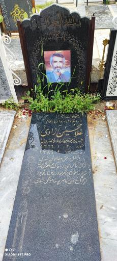 عکس مزار غلامحسین آزادی