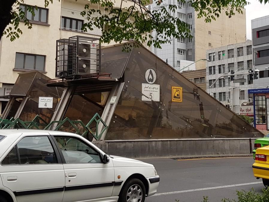 عکس زیرگذر ۵ مترو تئاتر شهر