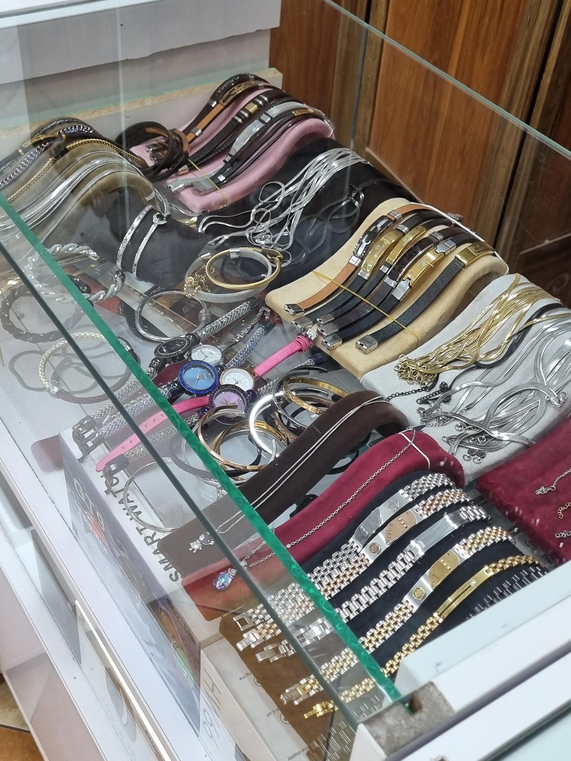 عکس ساعت فروشی آلفا تایم