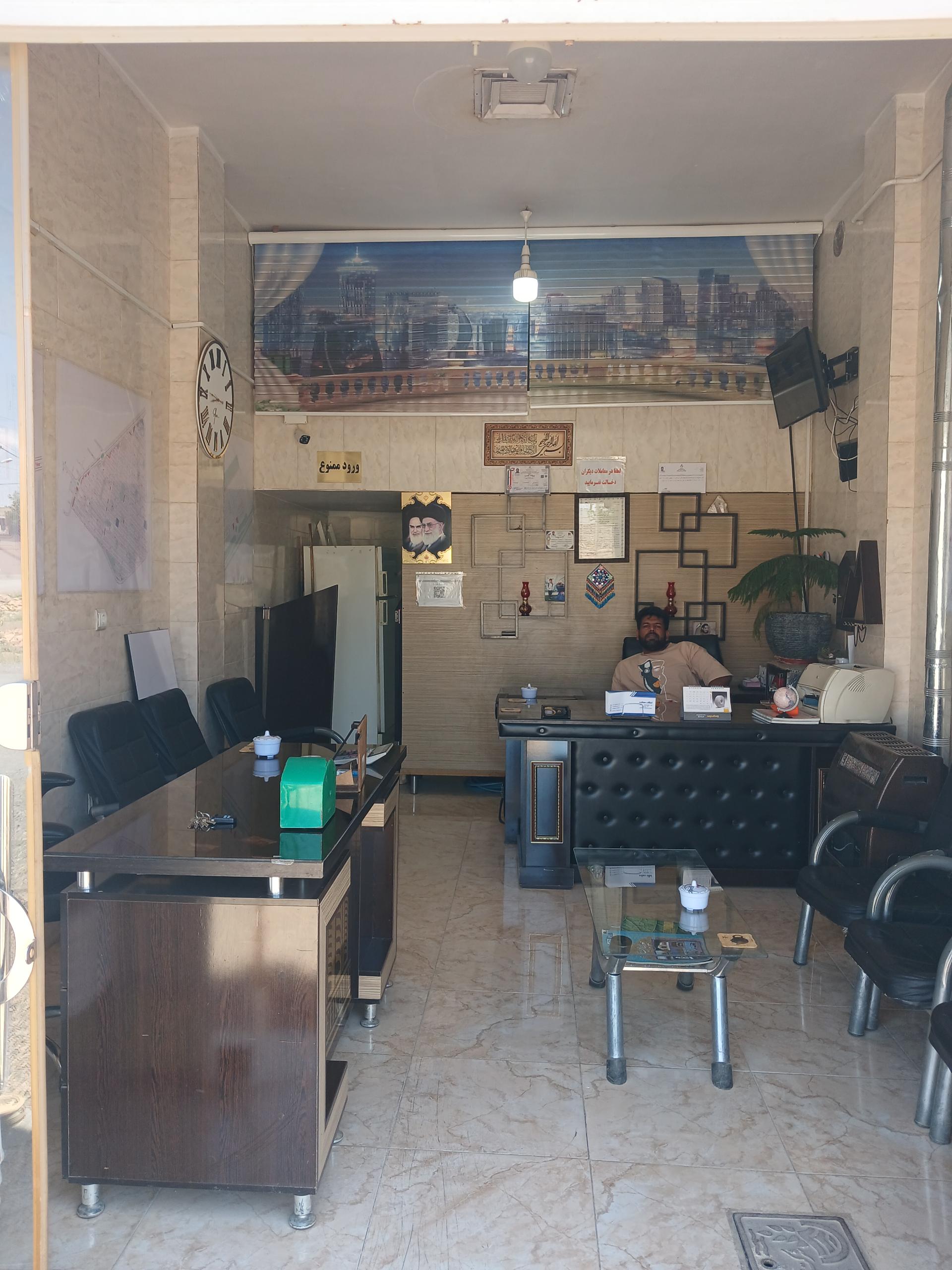 عکس مشاور املاک دهکده 