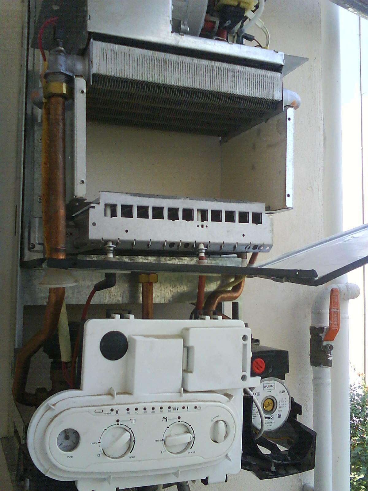 عکس تعمیرات پکیج آبگرمکن و بُرد الکترونیکی