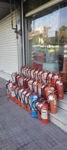 عکس اطفاء حریق شرق (شارژ کپسول آتش نشانی)