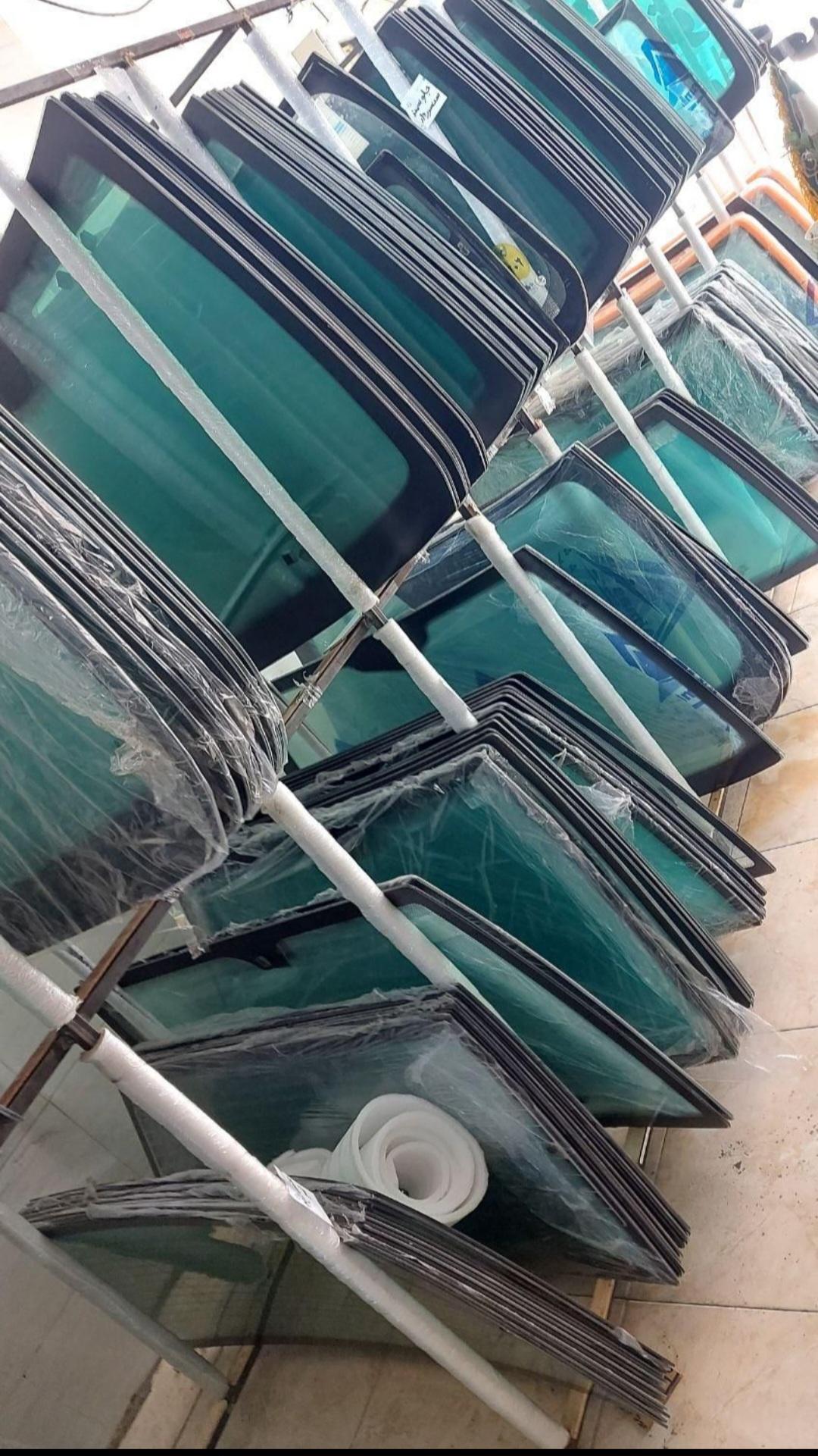 عکس شیشه اتومبیل و قفل سازی خوش اخلاق