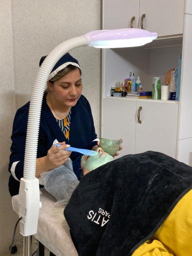 عکس فیشیال و پاکسازی پوست زهره منتظری