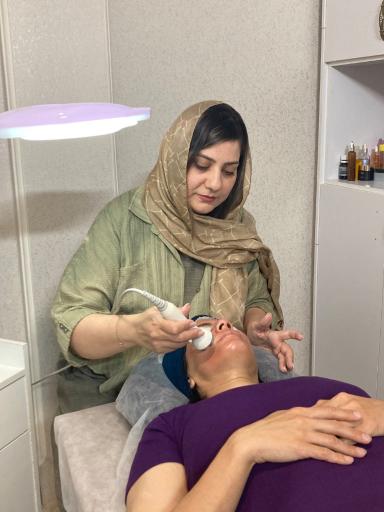 عکس فیشیال و پاکسازی پوست زهره منتظری