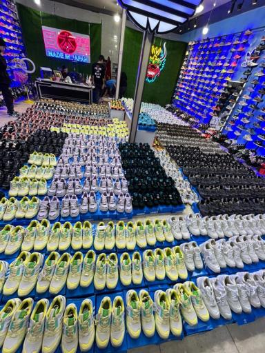 عکس فروشگاه کتونی امیر ادیداس