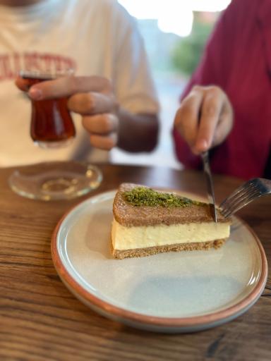 کیک و باقلوای روژین