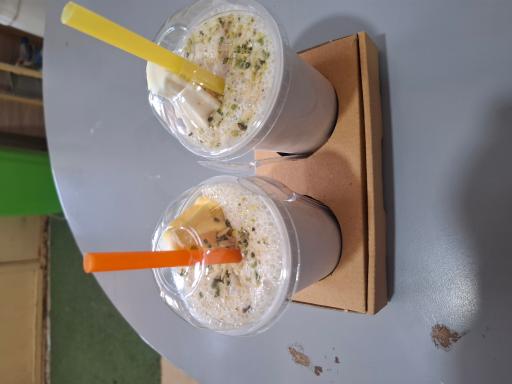 عکس بستنی فروشی عمو خندان